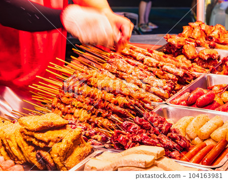 台北士林夜市的美食攤位 台北士林夜市的美食攤位 104163981