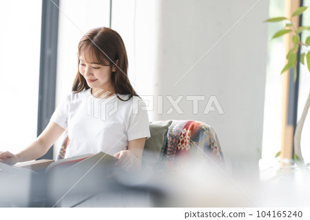 woman reading 104165240