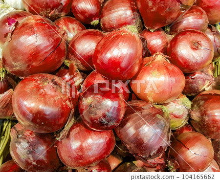 close-up of a lot of red onions, food background 104165662