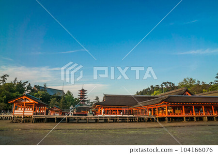 廣島 夏季夕陽照亮的神秘嚴島神社的場景 廣島 夏季夕陽照亮的神秘嚴島神社的場景 104166076