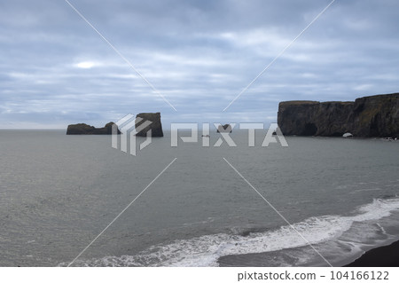 Atlantic ocean in Reynisfjara, south Iceland 104166122