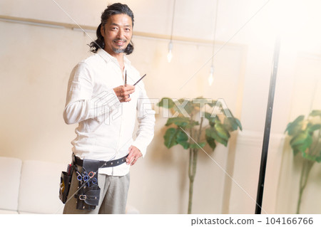 擺在與剪刀的經驗豐富的美髮師 104166766