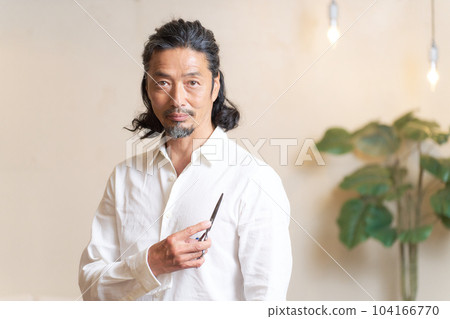 老牌髮型師拿著剪刀擺在 104166770