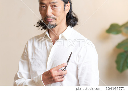 老牌髮型師拿著剪刀擺在 104166771