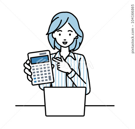 一位穿著襯衫的女士坐在辦公桌前，打開筆記本電腦，指著計算器指著你 104166865