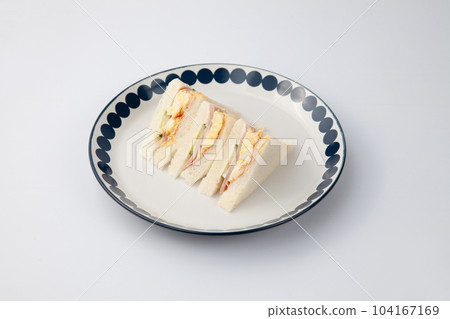 火腿雞蛋三明治麵包白色背景 火腿雞蛋三明治麵包白色背景 104167169