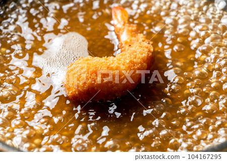 剩下的油炸食品(炸蝦)改造烹飪場景。在煎鍋中加入高湯煮沸,使雞蛋粘在一起。 剩下的油炸食品(炸蝦)改造烹飪場景。在煎鍋中加入高湯煮沸,使雞蛋粘在一起。 104167295