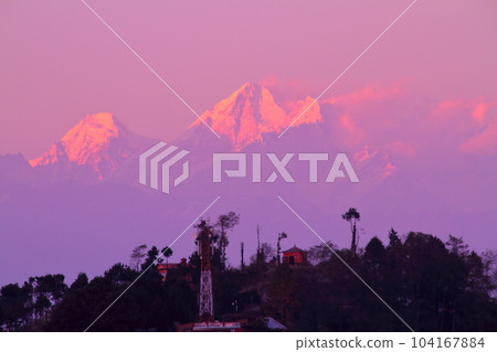 從南亞尼泊爾加德滿都郊區的村莊 Nagarkot 看日落時的喜馬拉雅山 從南亞尼泊爾加德滿都郊區的村莊 Nagarkot 看日落時的喜馬拉雅山 104167884