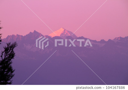 從南亞尼泊爾加德滿都郊外的納加闊特村莊看落日餘暉中的朗蒂龍 (Langtirung) 的景色 從南亞尼泊爾加德滿都郊外的納加闊特村莊看落日餘暉中的朗蒂龍 (Langtirung) 的景色 104167886