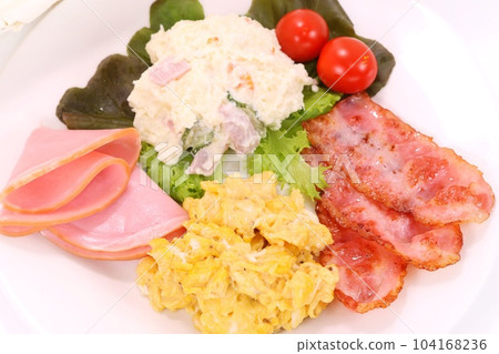 早晨早餐炒雞蛋培根沙拉火腿明亮的背景 104168236