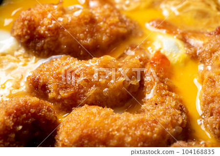 Remake of leftover deep-fried food, cooking scene where fried shrimp is bound with egg. 104168835
