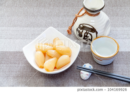 Tamari pickled shallots and sake 104169926