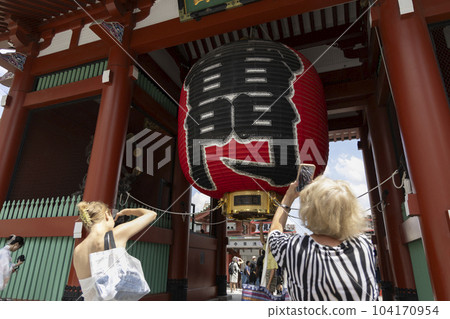 外國遊客在淺草淺草寺雷門拍照 104170954