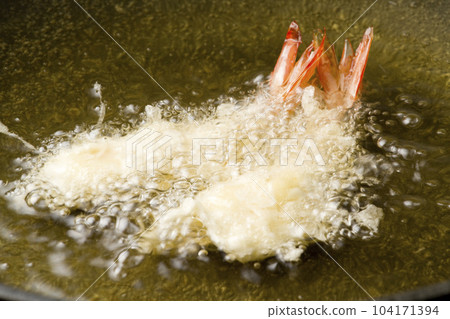 Shrimp tempura fried 104171394