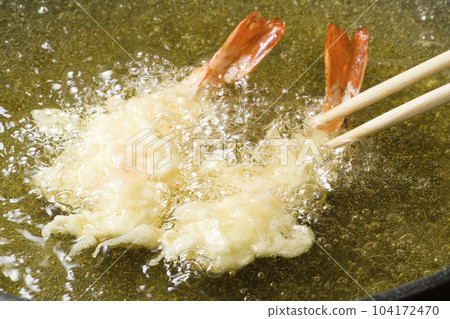fry shrimp tempura 104172470