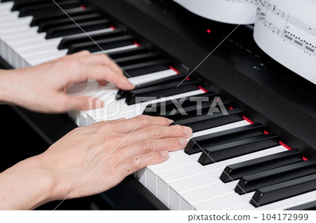 30多歲的女人彈電子琴的7號手 104172999