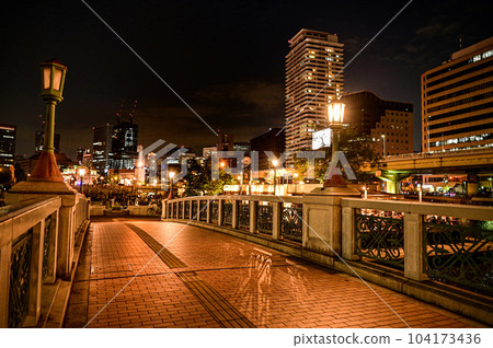 [Osaka] Nakanoshima Rose Garden bloomed beautifully in the midst of urban buildings. 104173436