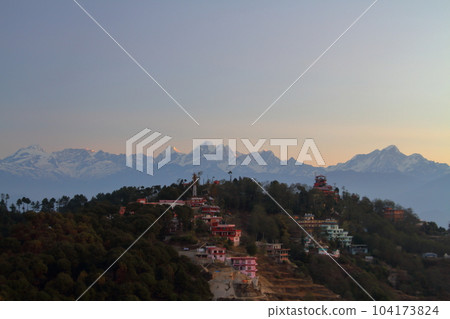 從南亞尼泊爾加德滿都郊區納加闊特的一個村莊欣賞日出時的喜馬拉雅山 104173824