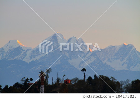 從南亞尼泊爾加德滿都郊區納加闊特的一個村莊欣賞日出時的喜馬拉雅山 104173825