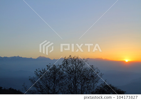 從南亞尼泊爾加德滿都郊區納加闊特的一個村莊欣賞日出時的喜馬拉雅山 從南亞尼泊爾加德滿都郊區納加闊特的一個村莊欣賞日出時的喜馬拉雅山 104173827