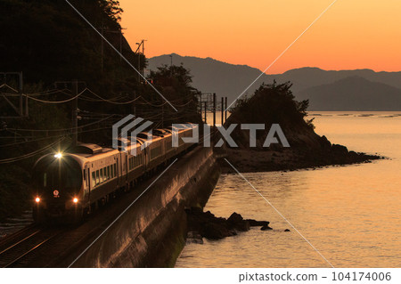 晚上沿著海岸行駛的8600系列特急列車(JR四國) 晚上沿著海岸行駛的8600系列特急列車(JR四國) 104174006