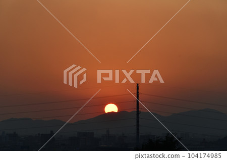 Scenery of the western sky colored in madder just before sunset 104174985