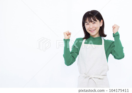一個三十多歲的女人在白色背景前擺出膽量姿勢 104175411