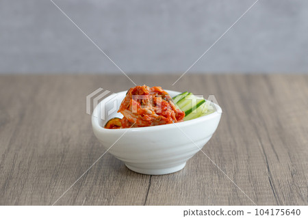 泡菜和黃瓜絲盛在小白盤中 104175640