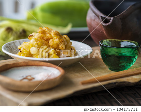 喝清酒配玉米炸薯條 喝清酒配玉米炸薯條 104175711