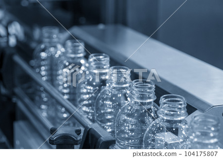 The hi-technology of drinking water manufacturing process. 104175807