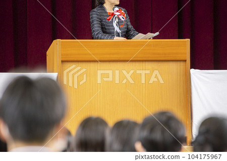 校長在入學儀式(畢業典禮)上致歡迎辭 校長在入學儀式(畢業典禮)上致歡迎辭 104175967