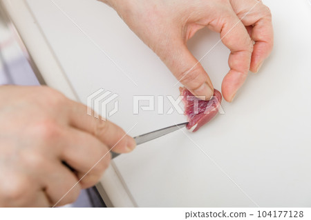 [Housewife preparing yakitori hearts] 104177128