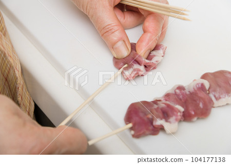 [家庭主婦串起烤雞肉串的心] 104177138