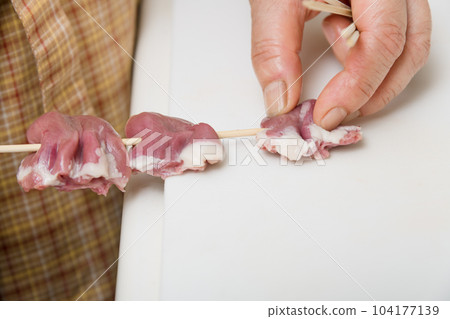 [家庭主婦串起烤雞肉串的心] 104177139