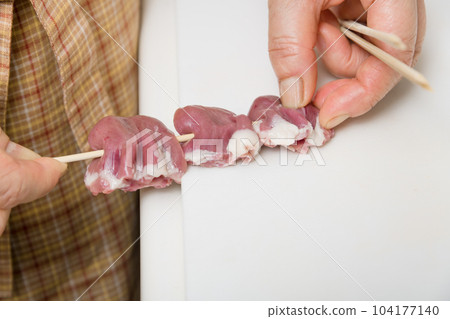 [家庭主婦串起烤雞肉串的心] 104177140