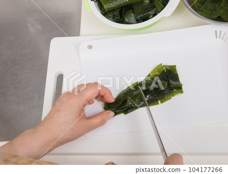 [Housewife cooking raw seaweed] 104177266