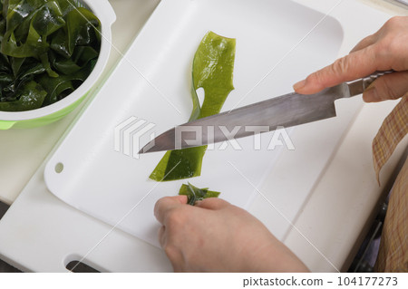 [Housewife cooking raw seaweed] 104177273