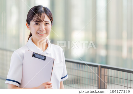 走在醫院過道上的護士 104177339