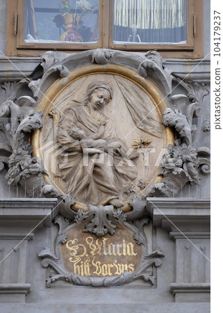Virgin Mary with baby Jesus, statue on the house facade in Graz, Styria, Austria 104179237