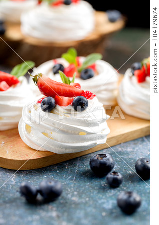 The process of making Pavlova dessert 104179674