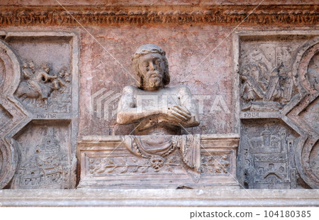 Tomb of Cangrande della Scala, Scaliger tombs, a group of five gothic funerary monuments celebrating the Scaliger family in Verona, Italy 104180385