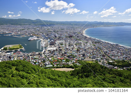從北海道函館市函館山拍攝初夏的市區晨景 從北海道函館市函館山拍攝初夏的市區晨景 104181164