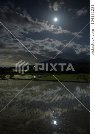 北斗市竹川町,舞鶴橋上方,流動的雲彩,以及反映14.5月齡的稻田。明月夜 北斗市竹川町,舞鶴橋上方,流動的雲彩,以及反映14.5月齡的稻田。明月夜 104181221