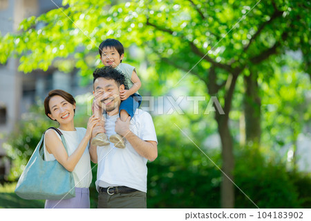 公園家庭 104183902