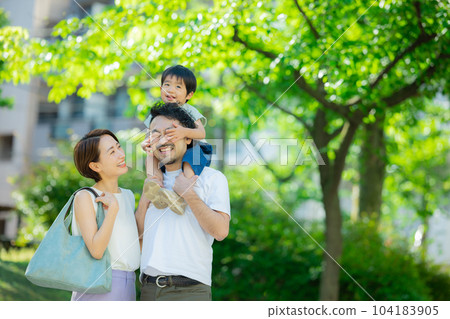 公園家庭 104183905