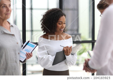 Conversation between managers and employees in the office 104183923