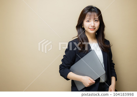 Business woman beige bag 104183998