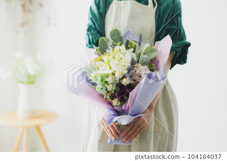 一束鮮花，一個圍裙的女人 104184037