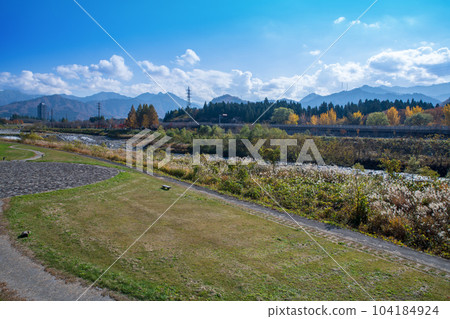 從立良橋眺望魚野川 秋景 新潟縣湯澤町 104184924