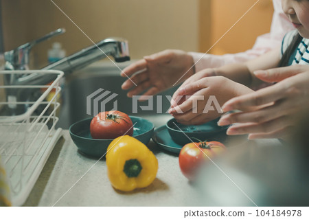 child, kid, kitchen 104184978